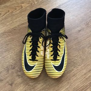 Nike mercurial victory cleats. Size 8.5